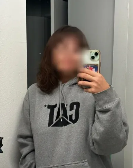 Esra, 24