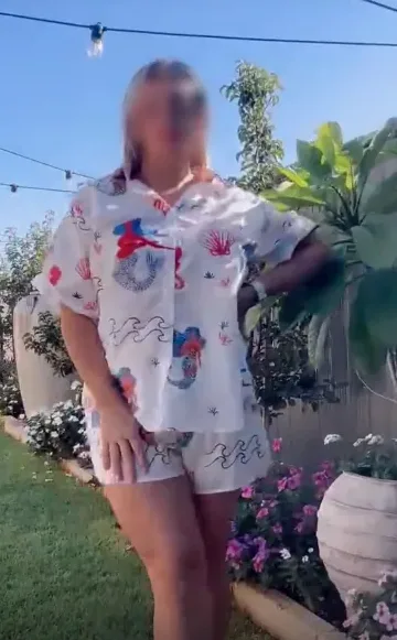 Julia, 33