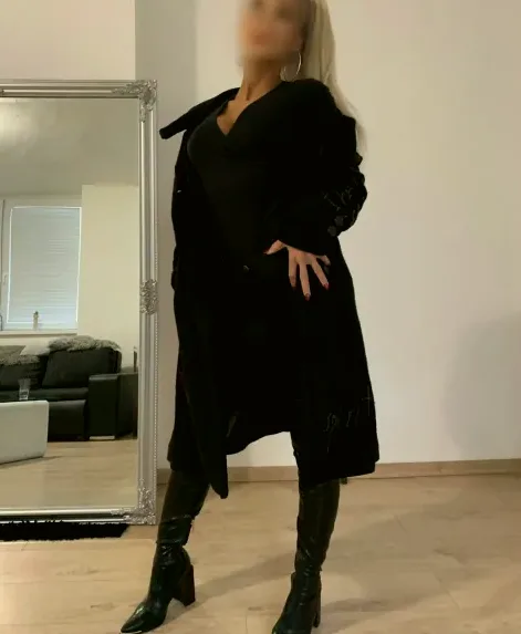 Lilly, 24